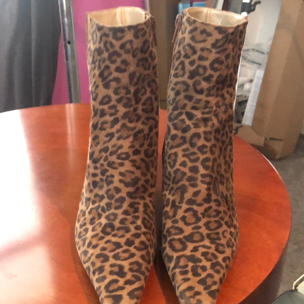 Stuart Weitzman leopard-print booties Sz 7